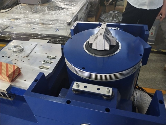 Hệ thống rung điện động dịch chuyển phần ứng tối đa 100mm với kích thước bàn tối đa là 1500x1500mm