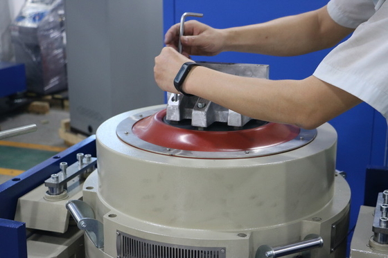 Phòng thí nghiệm UN38.3 Thiết bị kiểm tra bảng rung điện động cho pin Lithium