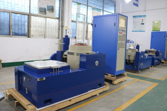 Hệ thống kiểm tra máy lắc 40KN được làm mát bằng không khí với bàn rung 1000 x 1000mm