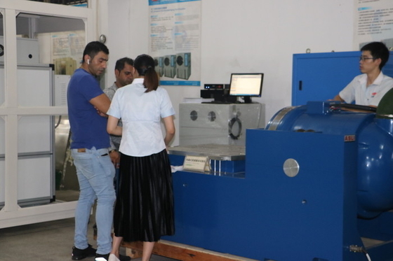 Hệ thống kiểm tra máy lắc 40KN được làm mát bằng không khí với bàn rung 1000 x 1000mm